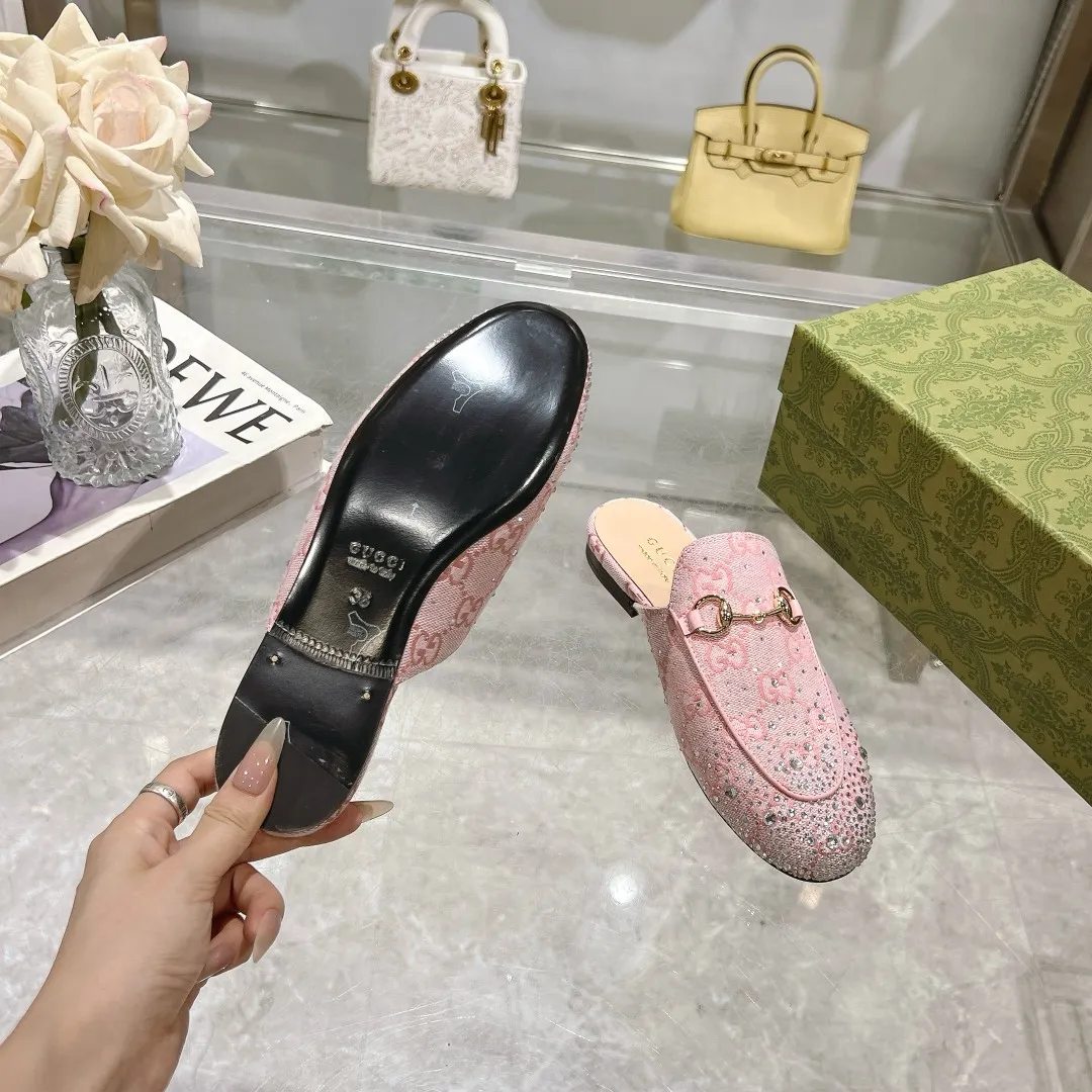 👟👟Ex-factory price 440👟👟 Burgundy G diamond (35-41) (41/42 customized) As an outstanding representative of Gucci’s design heritage, the Jordaan series horsebit loafers vividly highlight the classic elegance. This shoe is made of the brand’s iconic monogram canvas, making it a timeless classic. The material of this shoe is soft, and the silhouette is exquisite and smooth, highlighting daily elegance. Angora red GG canvas Women Light gold tone hardware Horsebit faceted crystal detail Leather sole